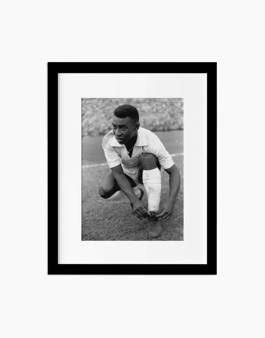 Pelè si allaccia le scarpe, Santos 1964 - Farabola WhiteWall App Product