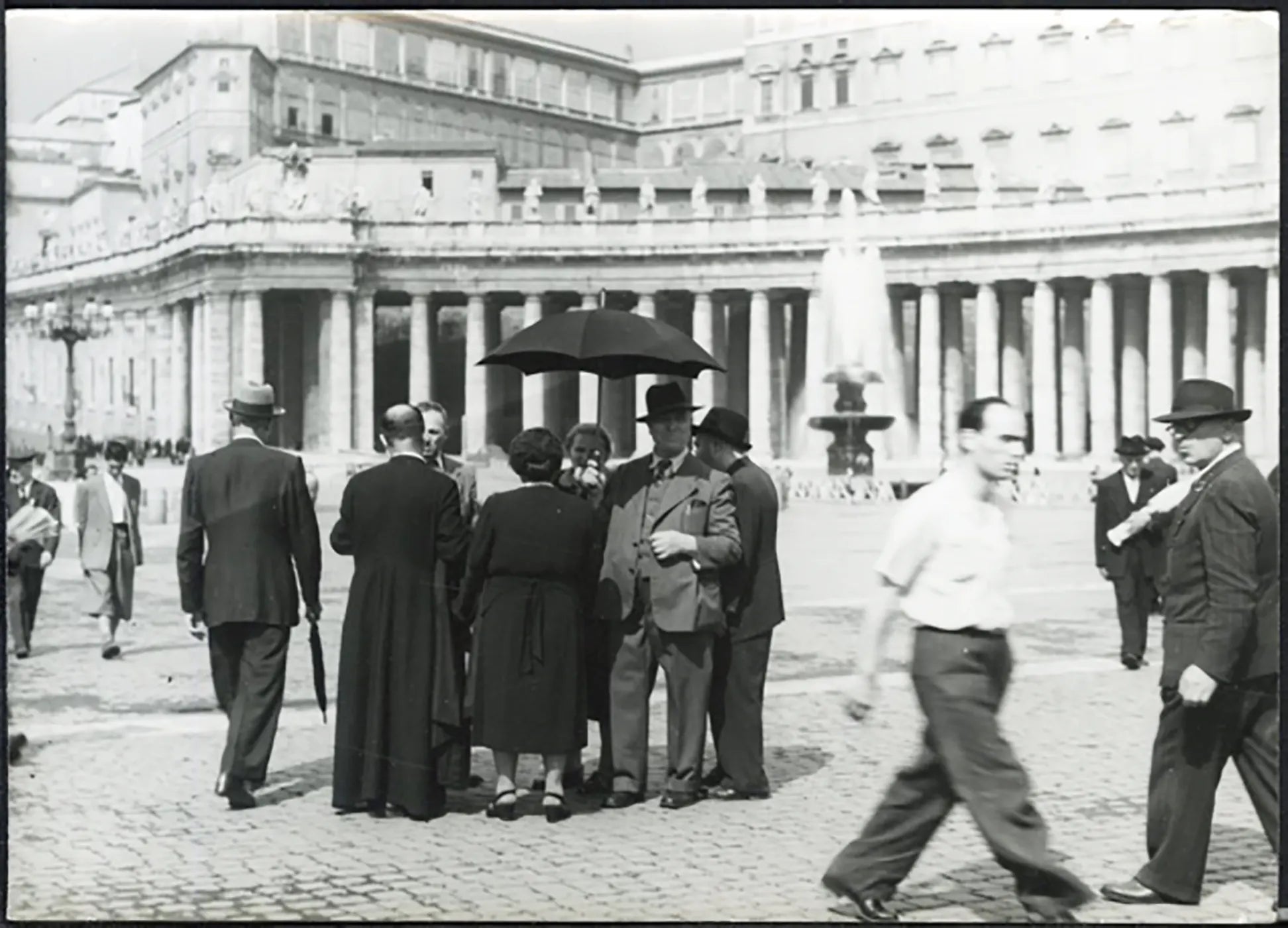 Pellegrini in piazza San Pietro anni 50 Ft 5096 - Stampa 13x18 cm - Farabola Stampa ai sali d'argento