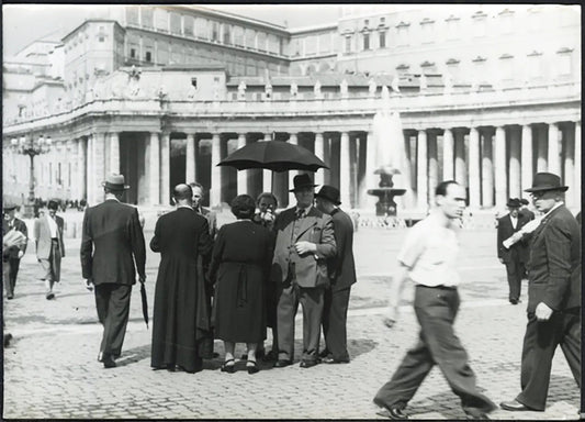 Pellegrini in piazza San Pietro anni 50 Ft 5096 - Stampa 13x18 cm - Farabola Stampa ai sali d'argento