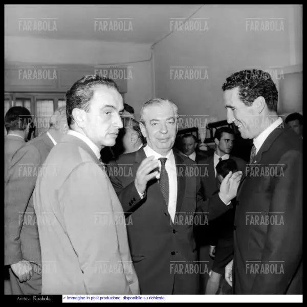 Peppino Prisco, Angelo Moratti ed Helenio Herrera festeggiano lo scudetto, Milano, 1966 - Farabola Immagine digitale
