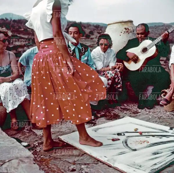 Performance di Salvador Dalì a Port Lligat, 1957 - Farabola Immagine digitale