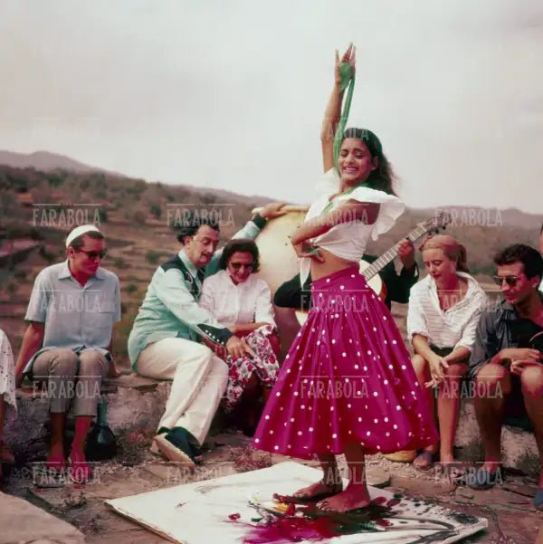 Performance di Salvador Dalì a Port Lligat, 1957 - Farabola Immagine digitale