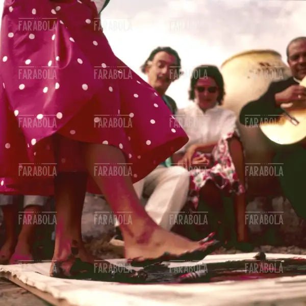 Performance di Salvador Dalì a Port Lligat, 1957 - Farabola Immagine digitale