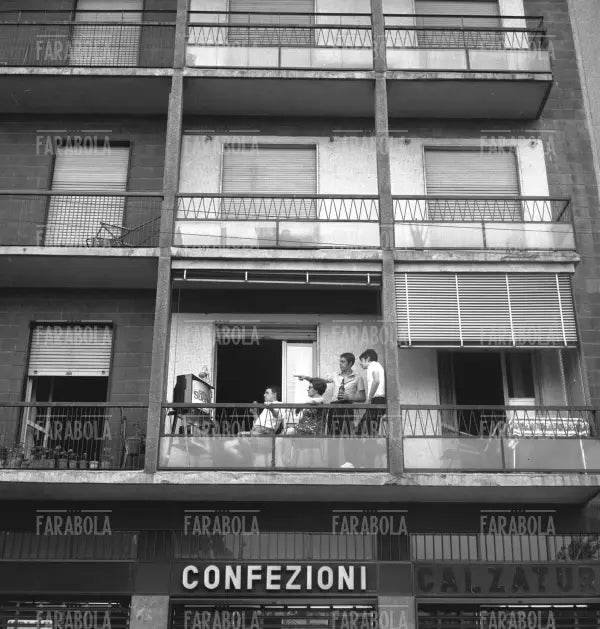 Persone guardano lo sbarco sulla Luna in tv, Milano, 1969 - Farabola Immagine digitale