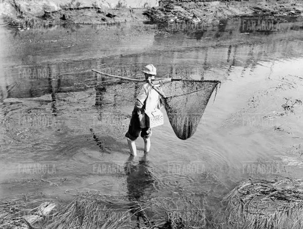 Pescatore nel Naviglio asciutto, Milano, 1946 - Farabola Immagine digitale