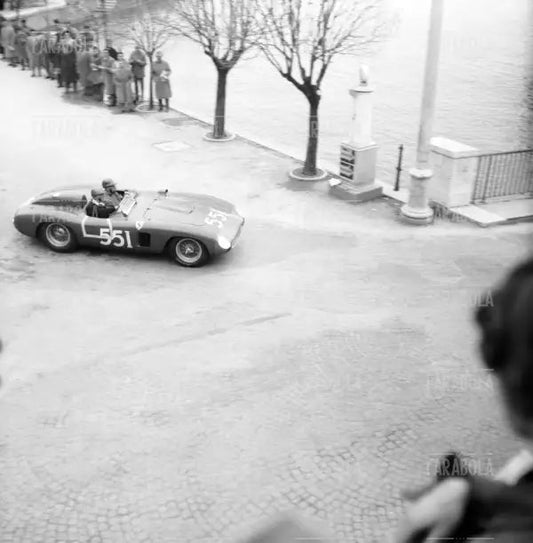 Peter Collins e Louis Kleaentaski su Ferrari 860 Monza Scaglietti, Mille Miglia, 1956 - Farabola Immagine digitale