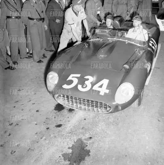 Peter Collins e Louis Klemantaski su Ferrari 335S, Mille Miglia, 1957 - Farabola Immagine digitale