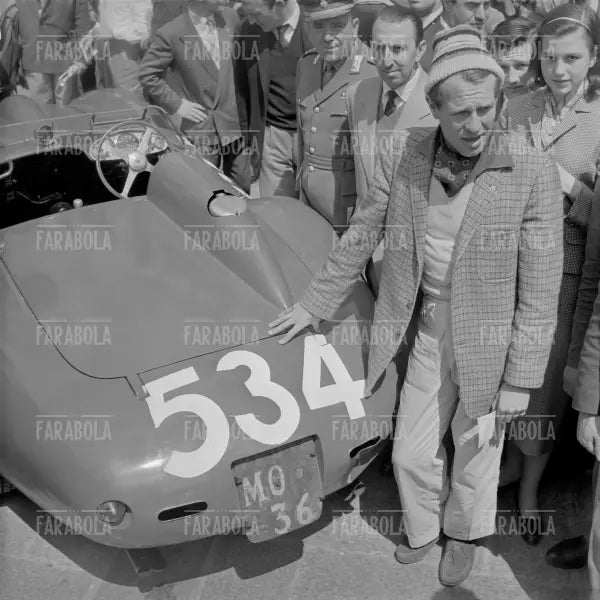 Peter Collins su Ferrari 335 S, Mille Miglia, 1957 - Farabola Immagine digitale