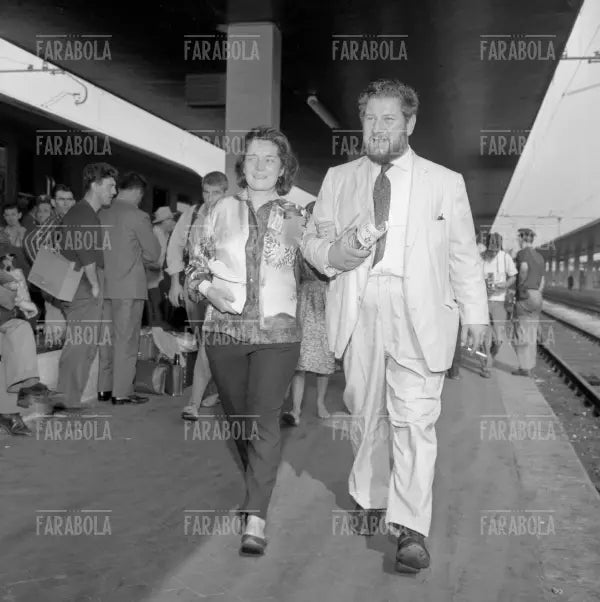 Peter Ustinov e la moglie Suzanne Cloutier, Festival di Venezia, 1960 - Farabola Immagine digitale