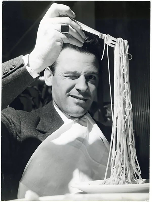 Peter Van Vood mangia spaghetti anni 50 Ft 37255 - Stampa 24x18 cm - Farabola Stampa ai sali d'argento