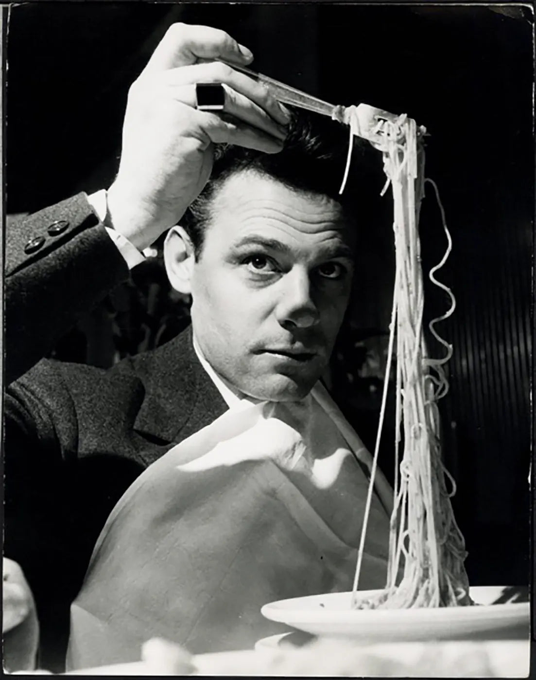 Peter Van Wood mangia spaghetti anni 60 Ft 37477 - Stampa 24x30 cm - Farabola Stampa ai sali d'argento