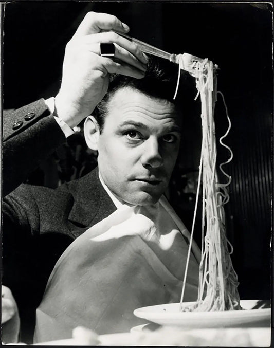 Peter Van Wood mangia spaghetti anni 60 Ft 37477 - Stampa 24x30 cm - Farabola Stampa ai sali d'argento