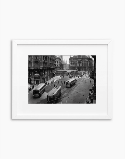 Piazza Cordusio, Milano 1960 — stampa fine art con cornice bianca
