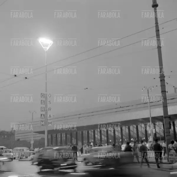Piazza dei Cinquecento illuminata per le Olimpiadi di Roma, 1960 - Farabola Immagine digitale