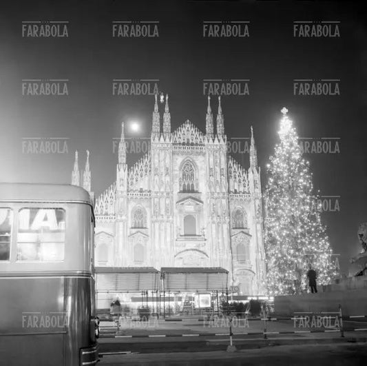 Piazza del Duomo a Natale, Milano, 1962 - Farabola Immagine digitale