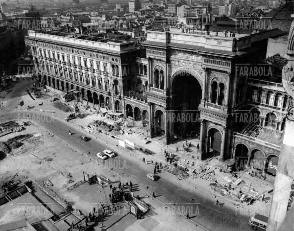 Piazza del Duomo durante i lavori per la metropolitana, Milano, 1960 - Farabola Immagine digitale