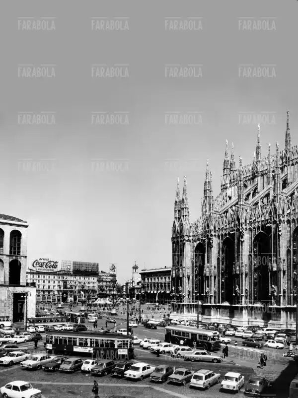 Piazza del Duomo e via dell'Arcivescovado, Milano, anni 60 - Farabola Immagine digitale