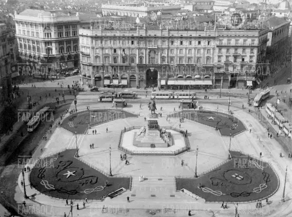 Piazza del Duomo, Milano, 1924 - Farabola Immagine digitale