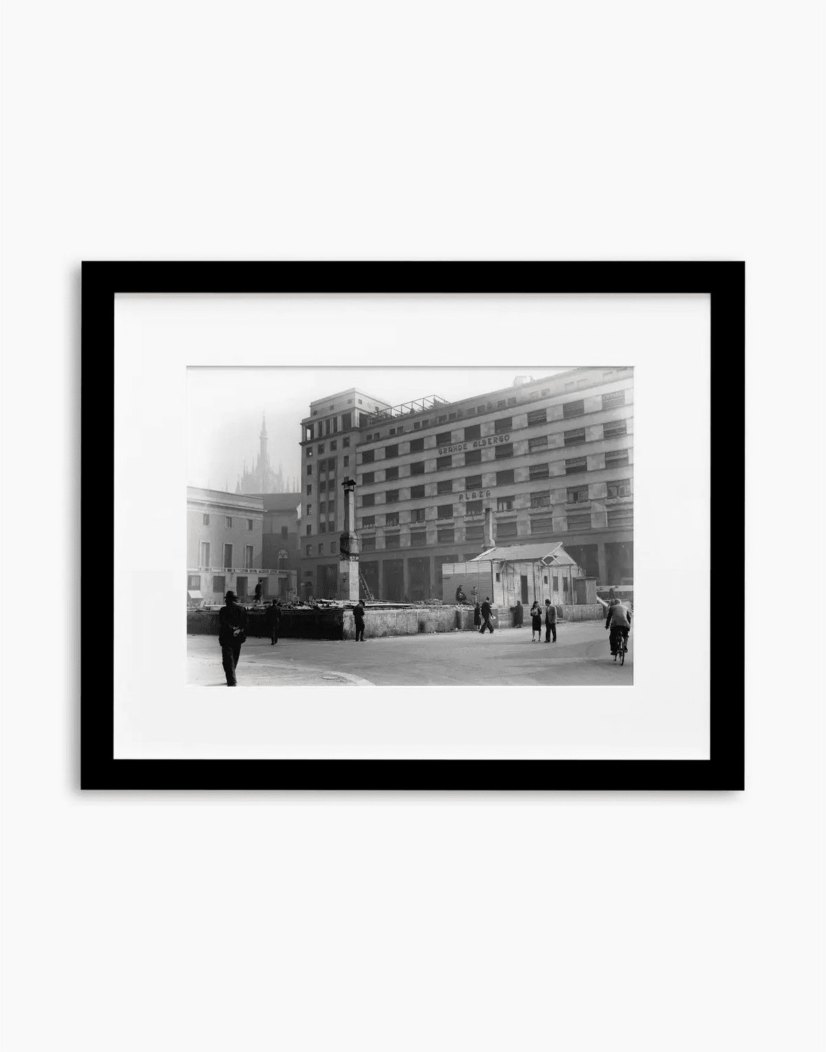 Piazza Diaz, Milano 1949 — stampa fine art con cornice nera