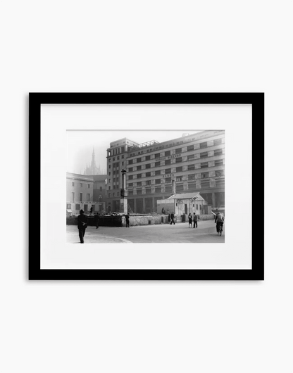 Piazza Diaz, Milano 1949 — stampa fine art con cornice nera
