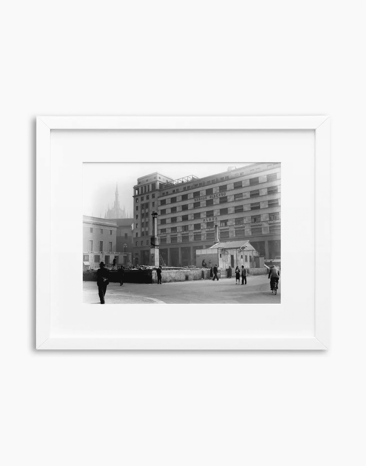 Piazza Diaz, Milano 1949 — stampa fine art con cornice bianca