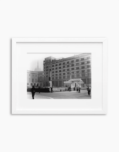 Piazza Diaz, Milano 1949 — stampa fine art con cornice bianca