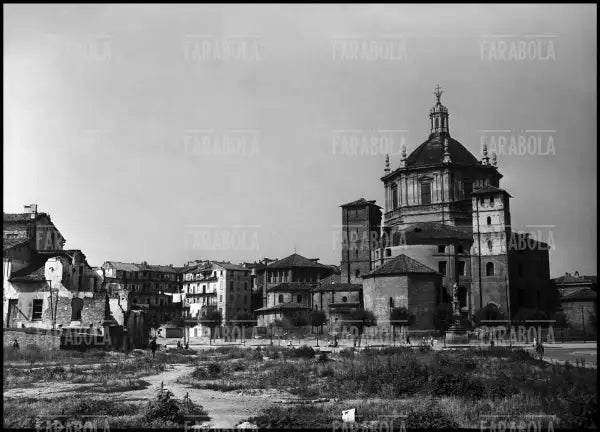 Piazza Vetra e la Basilica di San Lorenzo viste da via Chiusa, Milano, 1951 - Farabola Immagine digitale