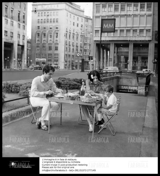 Pic - nic in Piazza San Babila, Milano, 1968 - Farabola Immagine digitale