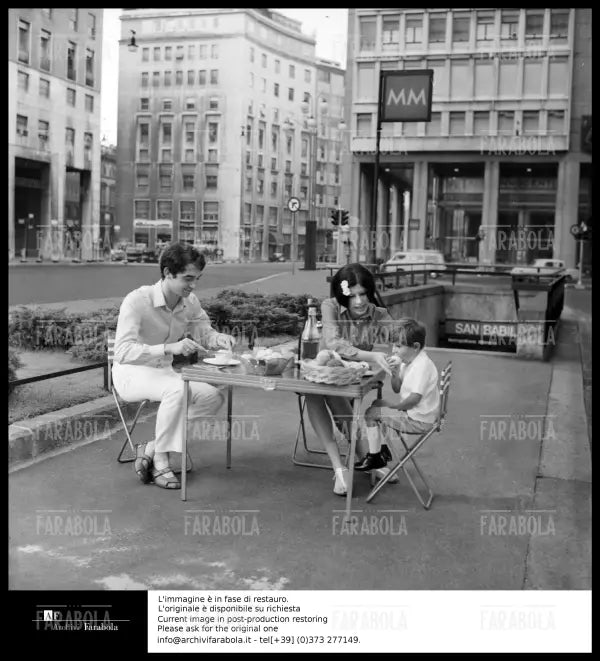 Pic - nic in Piazza San Babila, Milano, 1968 - Farabola Immagine digitale