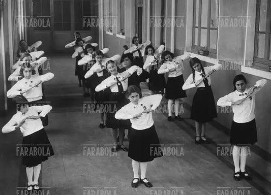 Piccole Italiane durante l'ora di ginnastica, Milano, 1936 - Farabola Immagine digitale
