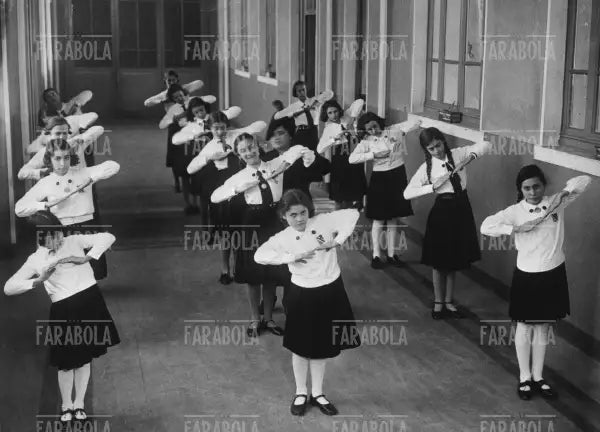 Piccole Italiane durante l'ora di ginnastica, Milano, 1936 - Farabola Immagine digitale