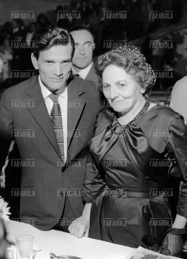 Pier Paolo Pasolini con la madre, Premio Strega, 1959 - Farabola Immagine digitale
