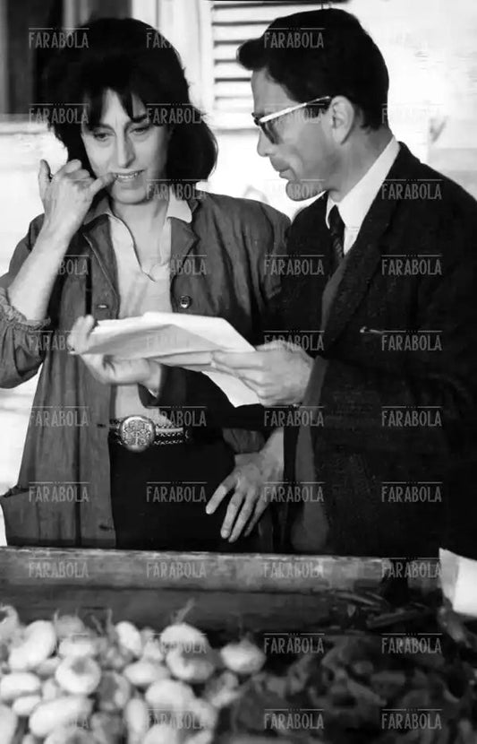 Pier Paolo Pasolini e Anna Magnani sul set del film Mamma Roma, 1962 - Farabola Immagine digitale