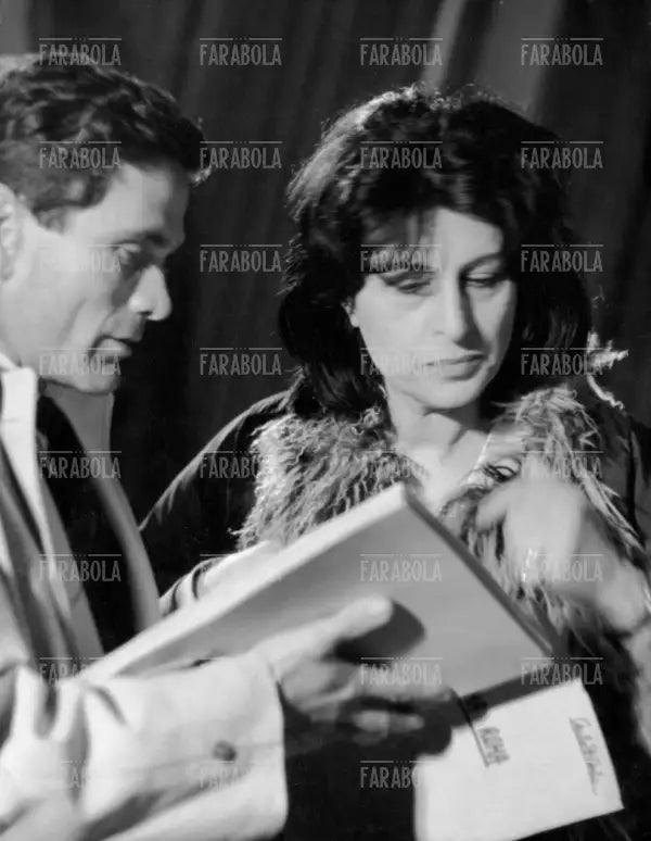 Pier Paolo Pasolini e Anna Magnani sul set del film Mamma Roma, 1962 - Farabola Immagine digitale