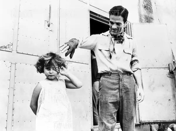 Pier Paolo Pasolini e Claudia Ricci sul set del film Il Gobbo, 1960 - Farabola Immagine digitale