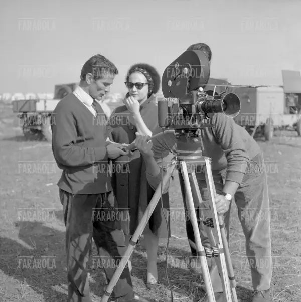 Pier Paolo Pasolini e Laura Betti sul set del film Ro.Go.Pa.G, 1962 - Farabola Immagine digitale