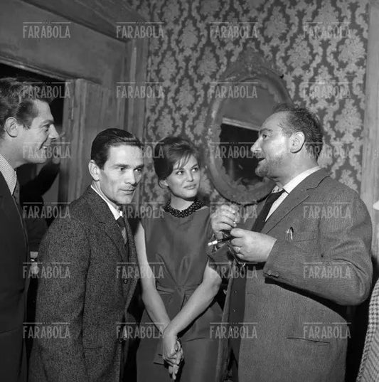 Pier Paolo Pasolini, Marcello Mastroianni, Claudia Cardinale e Pierre Brasseur, 1959 - Farabola Immagine digitale