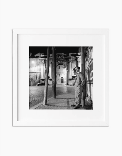 Pier Paolo Pasolini, Roma 1960 — stampa fine art con cornice bianca
