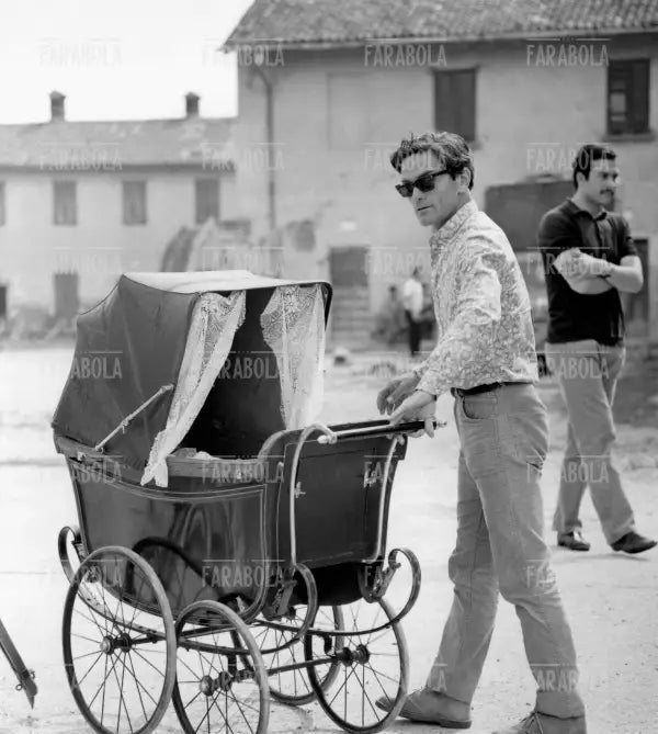 Pier Paolo Pasolini sul set del film Edipo Re, 1967 - Farabola Immagine digitale