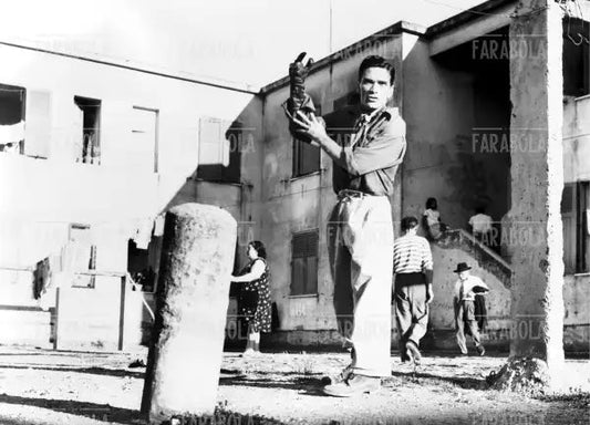 Pier Paolo Pasolini sul set del film Il Gobbo, 1960 - Farabola Immagine digitale