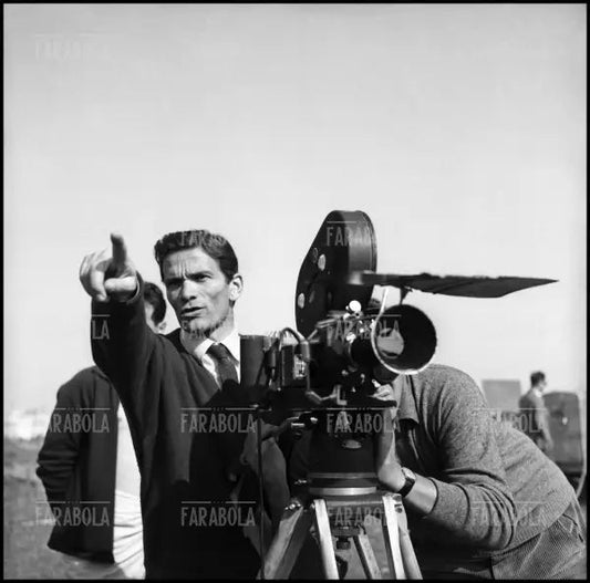 Pier Paolo Pasolini sul set del film Ro.Go.Pa.G, 1962 - Farabola Immagine digitale