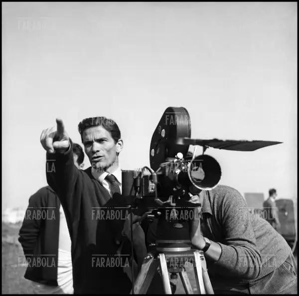 Pier Paolo Pasolini sul set del film Ro.Go.Pa.G, 1962 - Farabola Immagine digitale