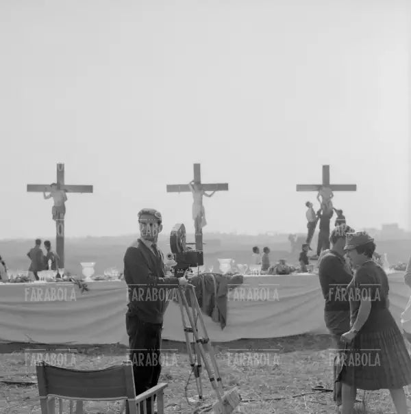 Pier Paolo Pasolini sul set del film Ro.Go.Pa.G, 1962 - Farabola Immagine digitale