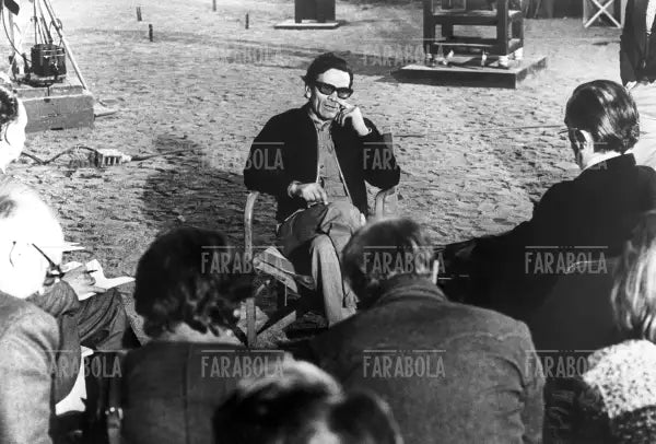 Pier Paolo Pasolini sul set di Salò o le 120 giornate di Sodoma, 1975 - Farabola Immagine digitale