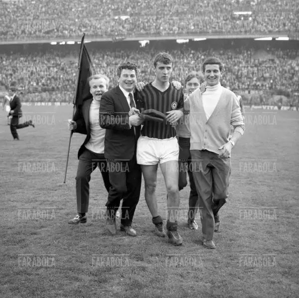 Pierino Prati festeggiato dai tifosi per lo scudetto, Milan vs Brescia, 1968 - Farabola Immagine digitale