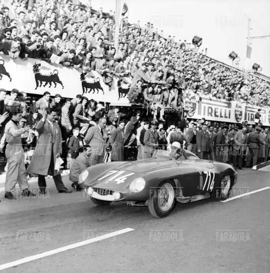 Piero Carini su Ferrari 750 Monza, Mille Miglia, 1955 - Farabola Immagine digitale