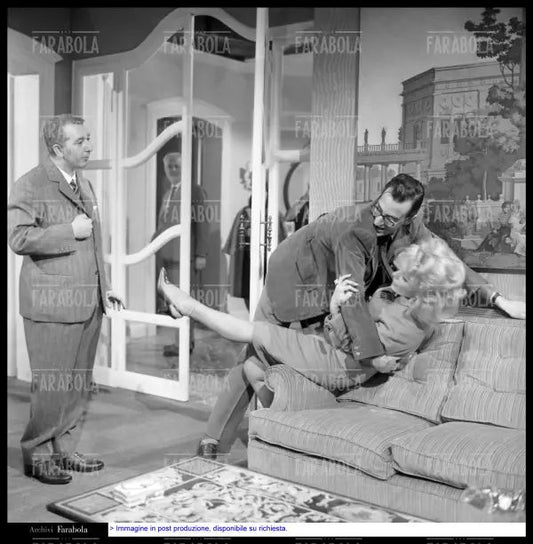 Piero Mazzarella, Carlo Lizzani e Assia Noris sul set del film La Celestina P...R..., 1964 - Farabola Immagine digitale