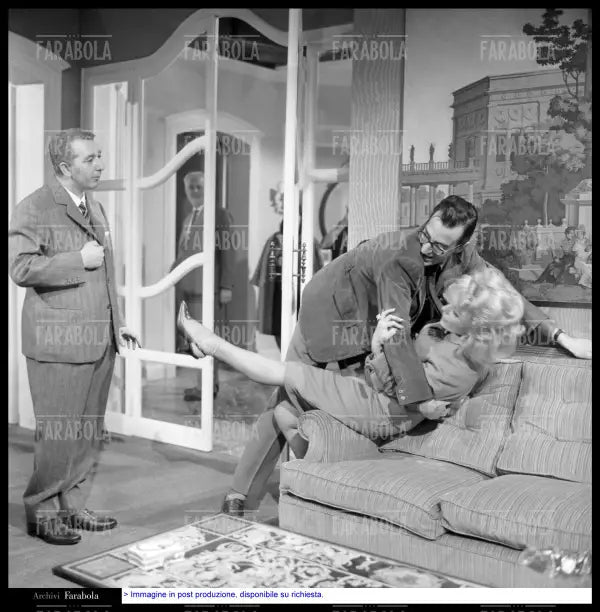Piero Mazzarella, Carlo Lizzani e Assia Noris sul set del film La Celestina P...R..., 1964 - Farabola Immagine digitale