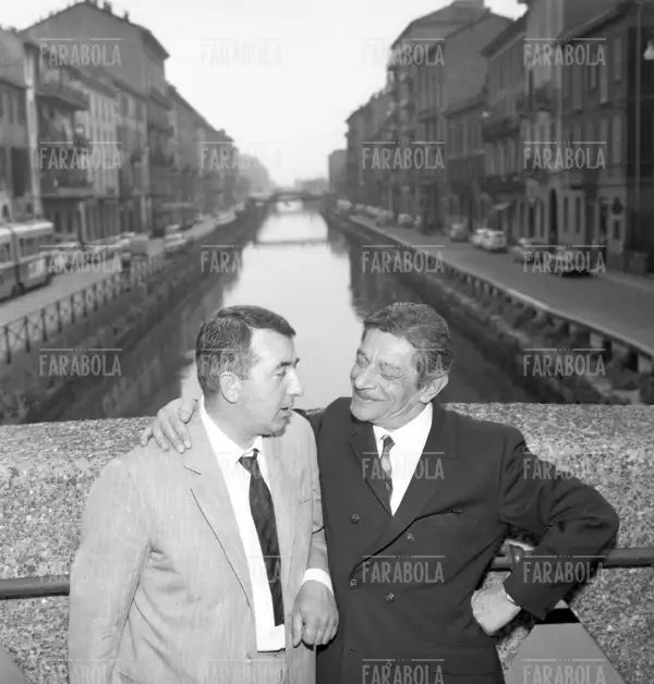 Piero Mazzarella e Tino Scotti ai Navigli, Milano, 1965 - Farabola Immagine digitale