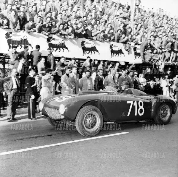 Piero Scotti su Ferrari 375 MM, Mille Miglia, 1955 - Farabola Immagine digitale